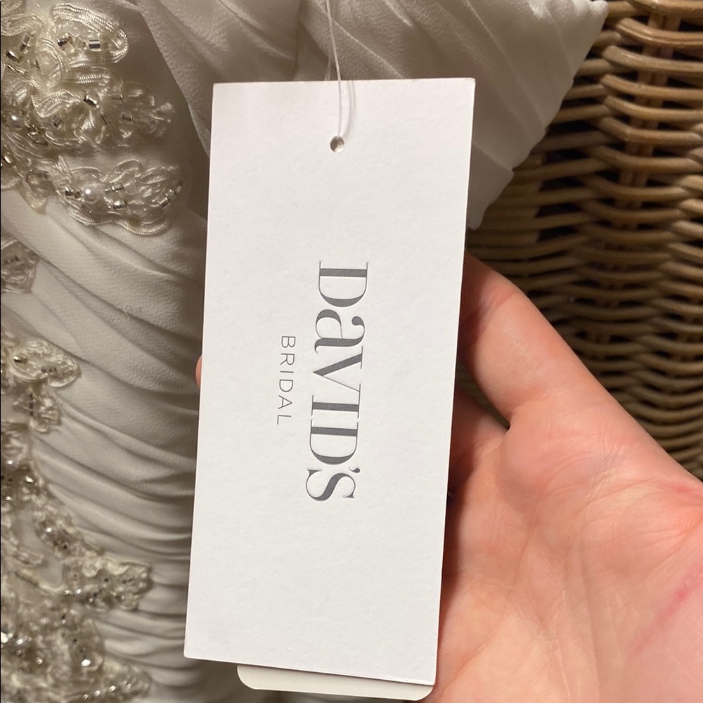 Elegant White One-Shoulder Gown - Picture 13 of 14